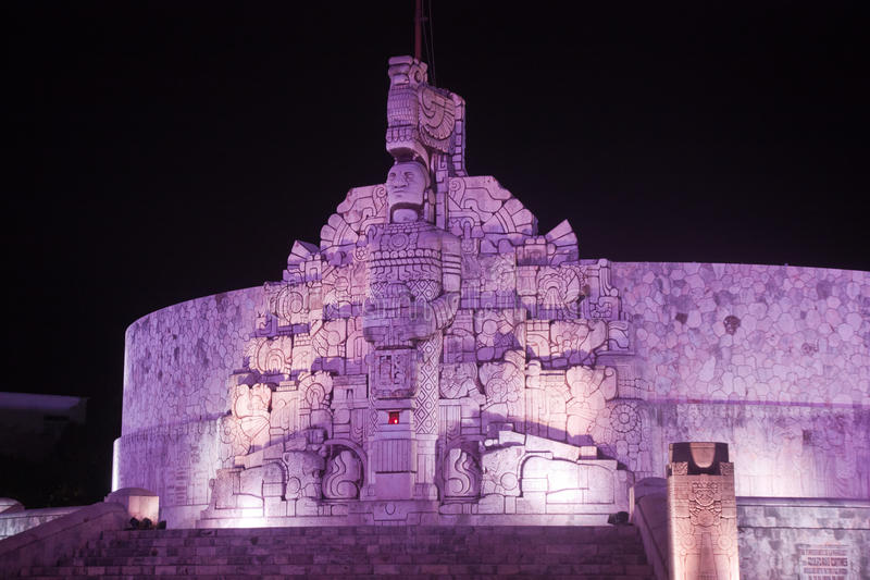 Monumento de la bandera en la noche en merida yucatan