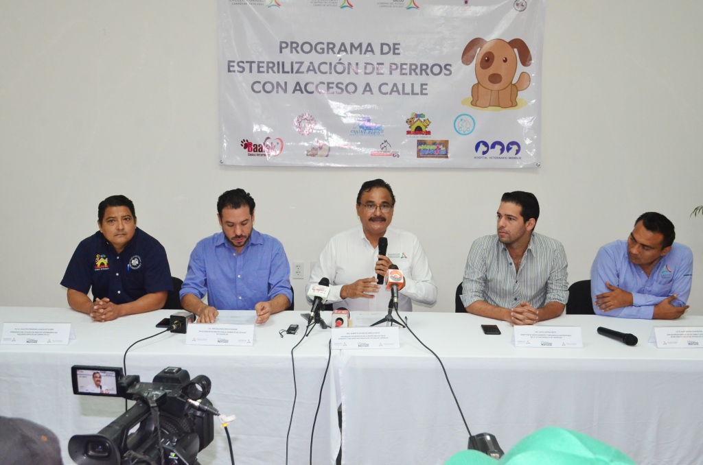 Conferencia para dar a conocer la Campaña de Esterilizacion Canina Alberto Julian Escamilla Nava coodinador del Medio Ambiente