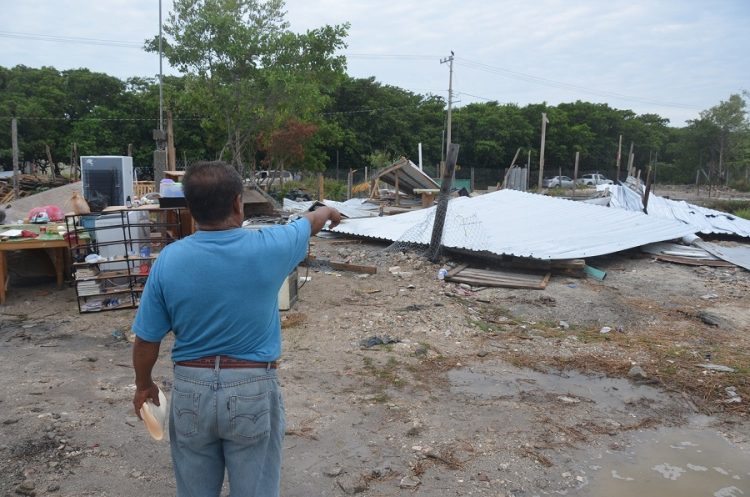 FOTO 1 A 1 Un invasor señala lo que quedó de su humilde viviendaEDITADA 750x497