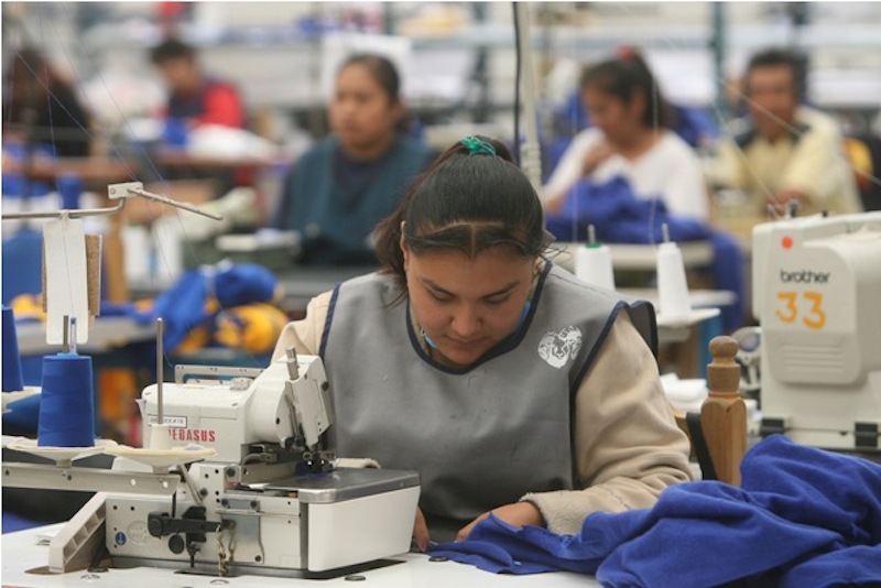 PUEBLA, Pue., 07 de marzo 2011. Una mujer labora en una maquiladora de ropa. Datos del Instituto Nacional de Estadística y Geografía (INEGI) indican que en cuestión laboral, en el país las mujeres perciben remuneraciones económicas 8.8% inferiores a las que obtienen los hombres.El Día Internacional de la Mujer Trabajadora (o también Día Internacional de la Mujer) se celebra mañana 8 de marzo.//Agencia Enfoque//