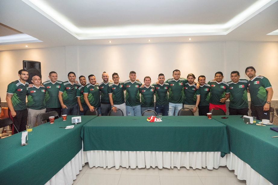 Reunión con ex jugadores de football