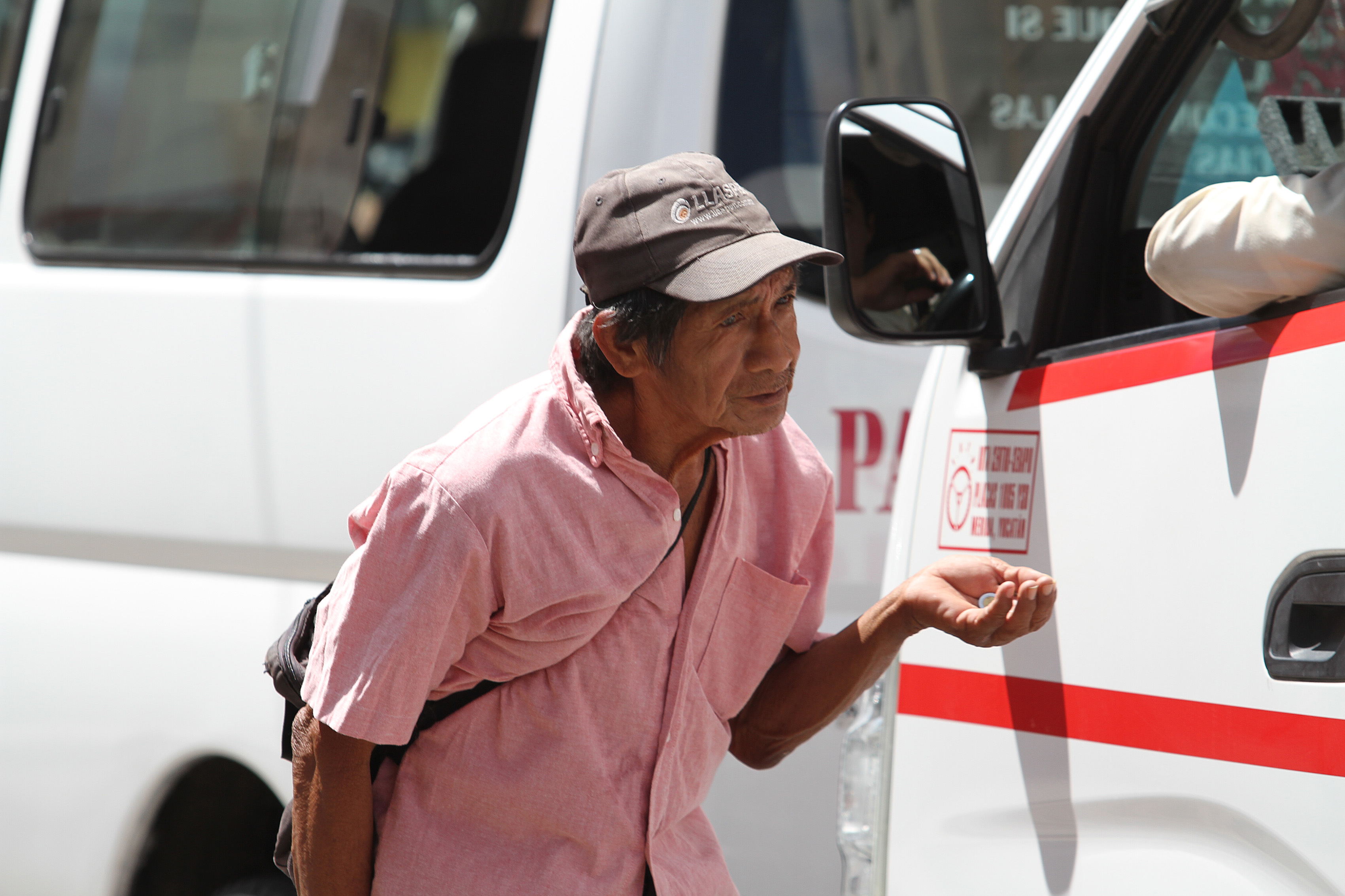 Adultos mayores se dedican a pedir caridad