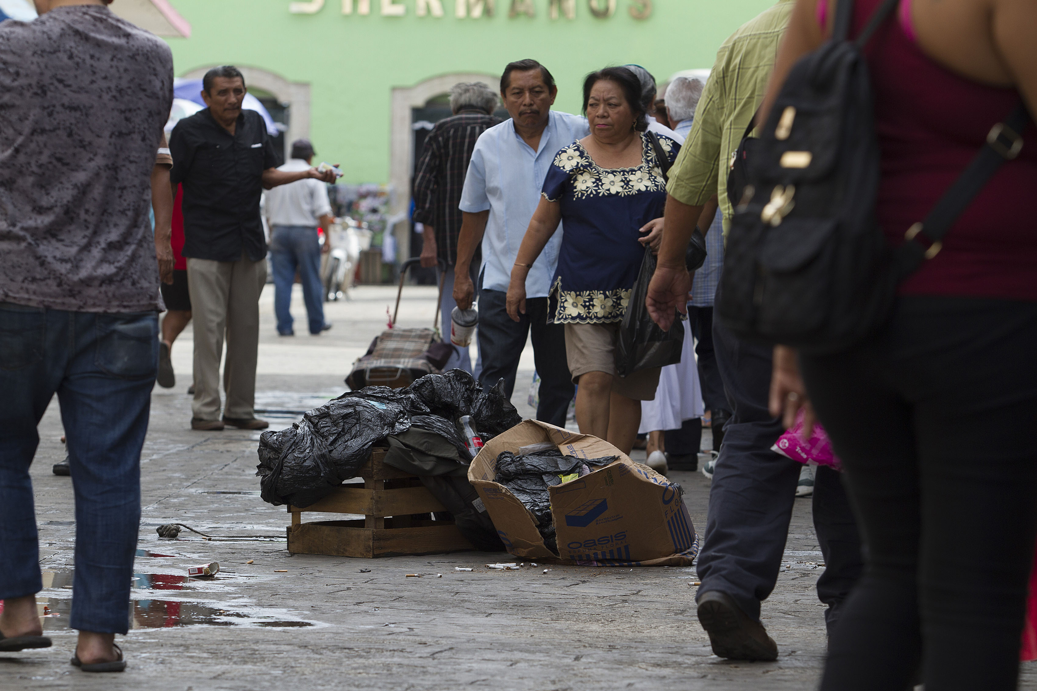 Basura y bolsas en las calles del centro historico