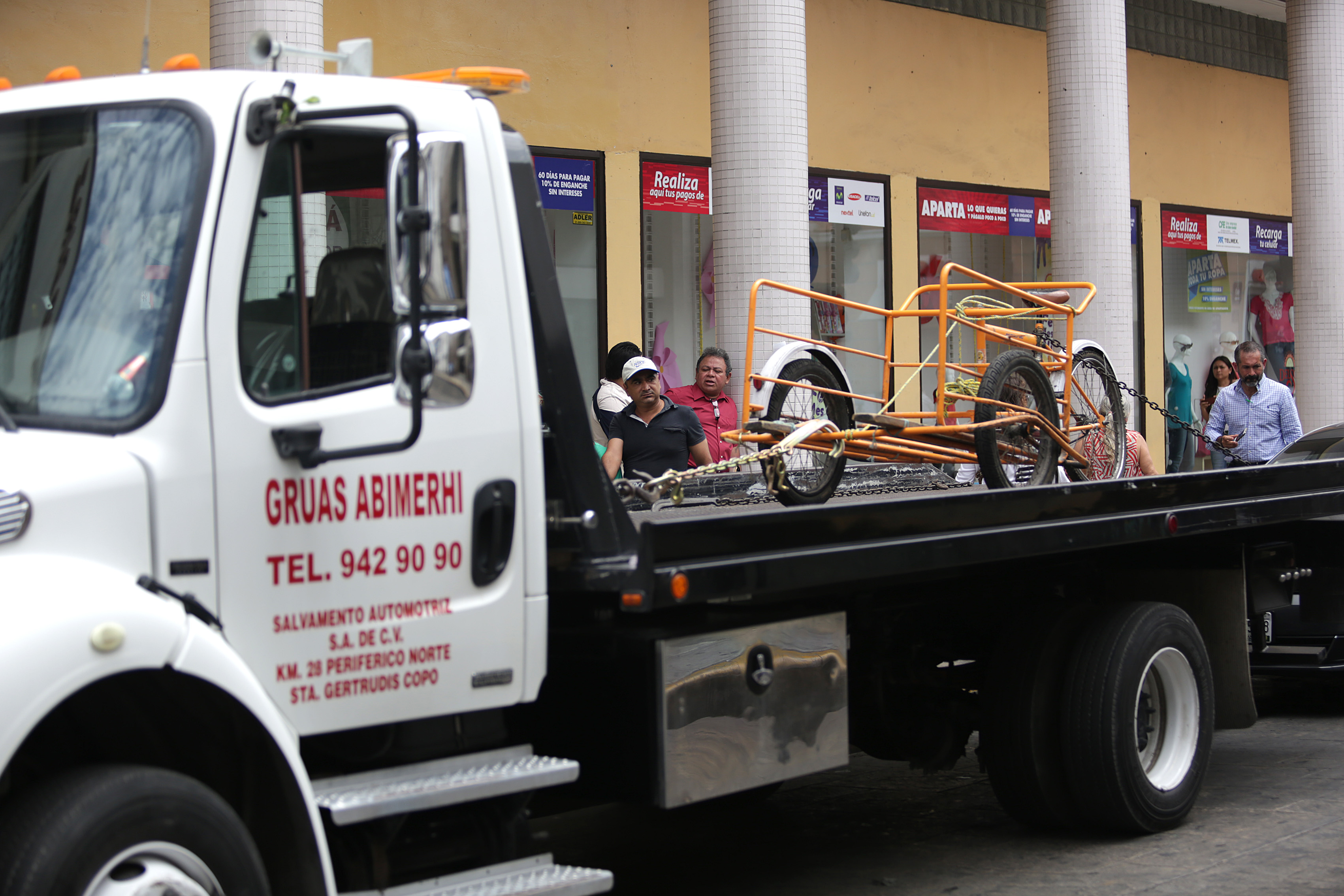 Grua levanta a triciclo mal estacionado