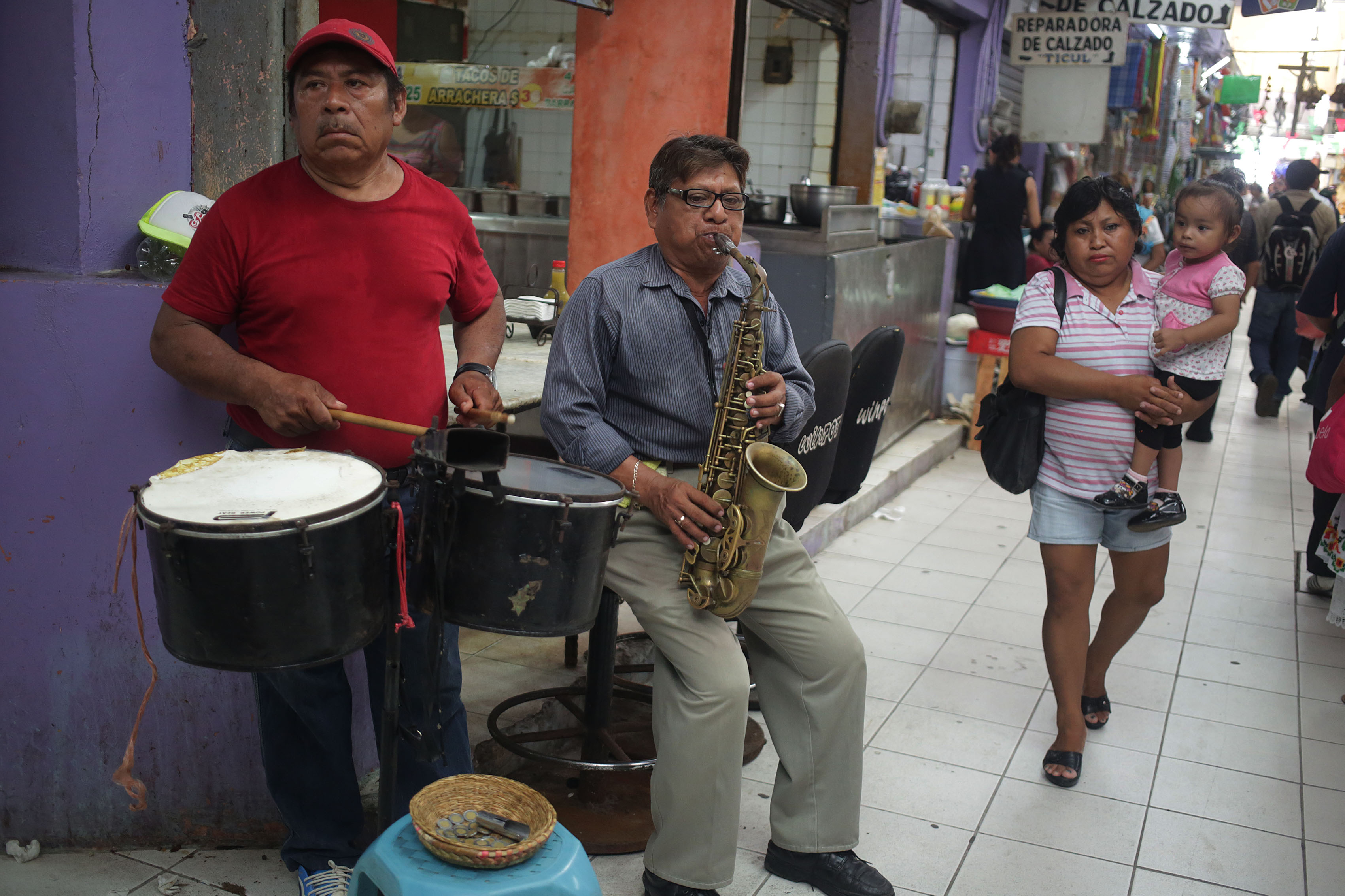 Música de charanga en mercado de Luzas de Galvez