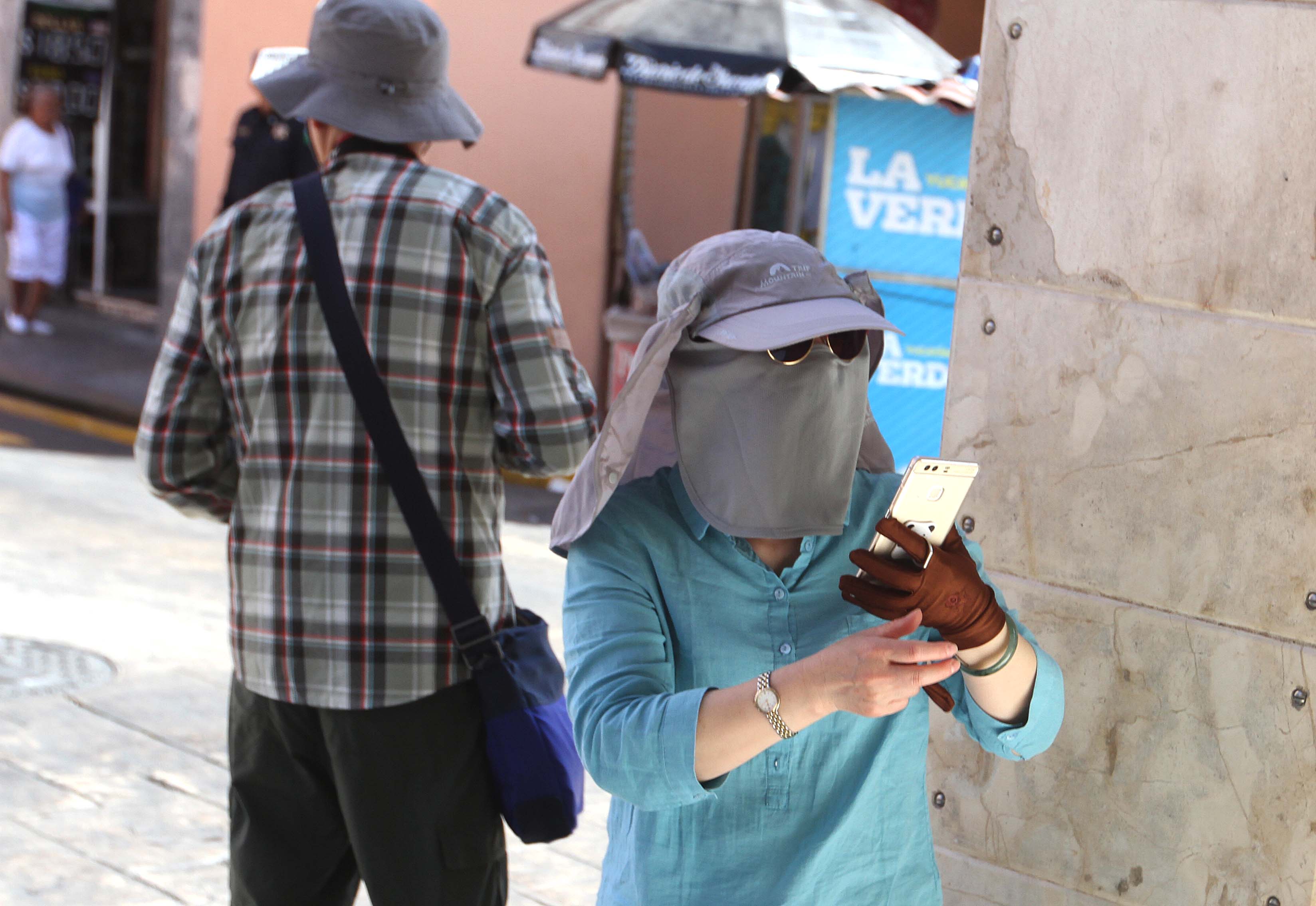 Turistas orientales haciendo fotos en merida