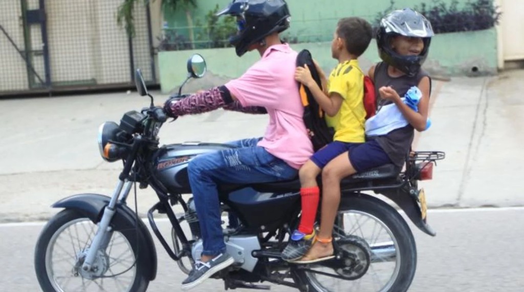 Yucataxn prohixbe que menores de cinco anxos viajen en moto