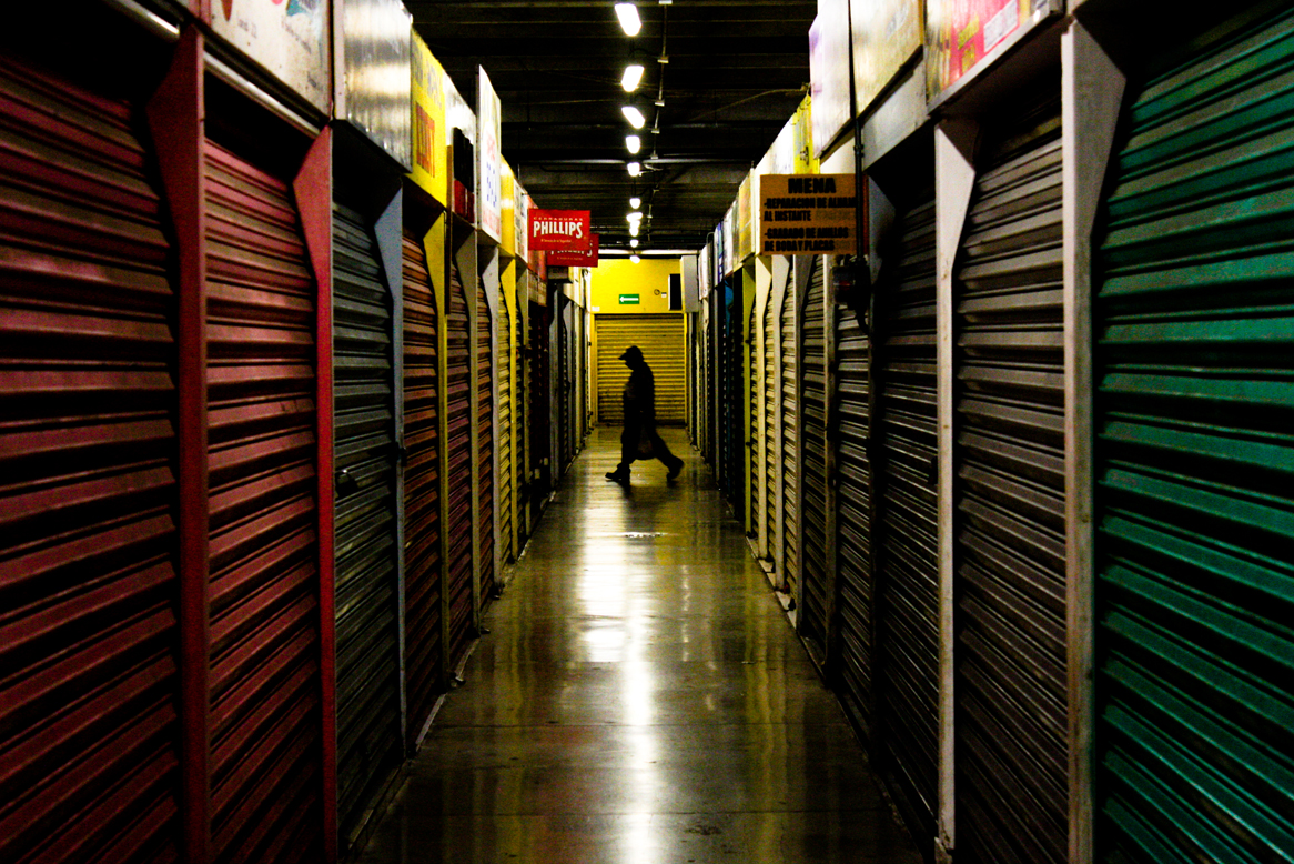 HOMBRE CAMINANDO EN EL MERCADO DE SAN BENITO