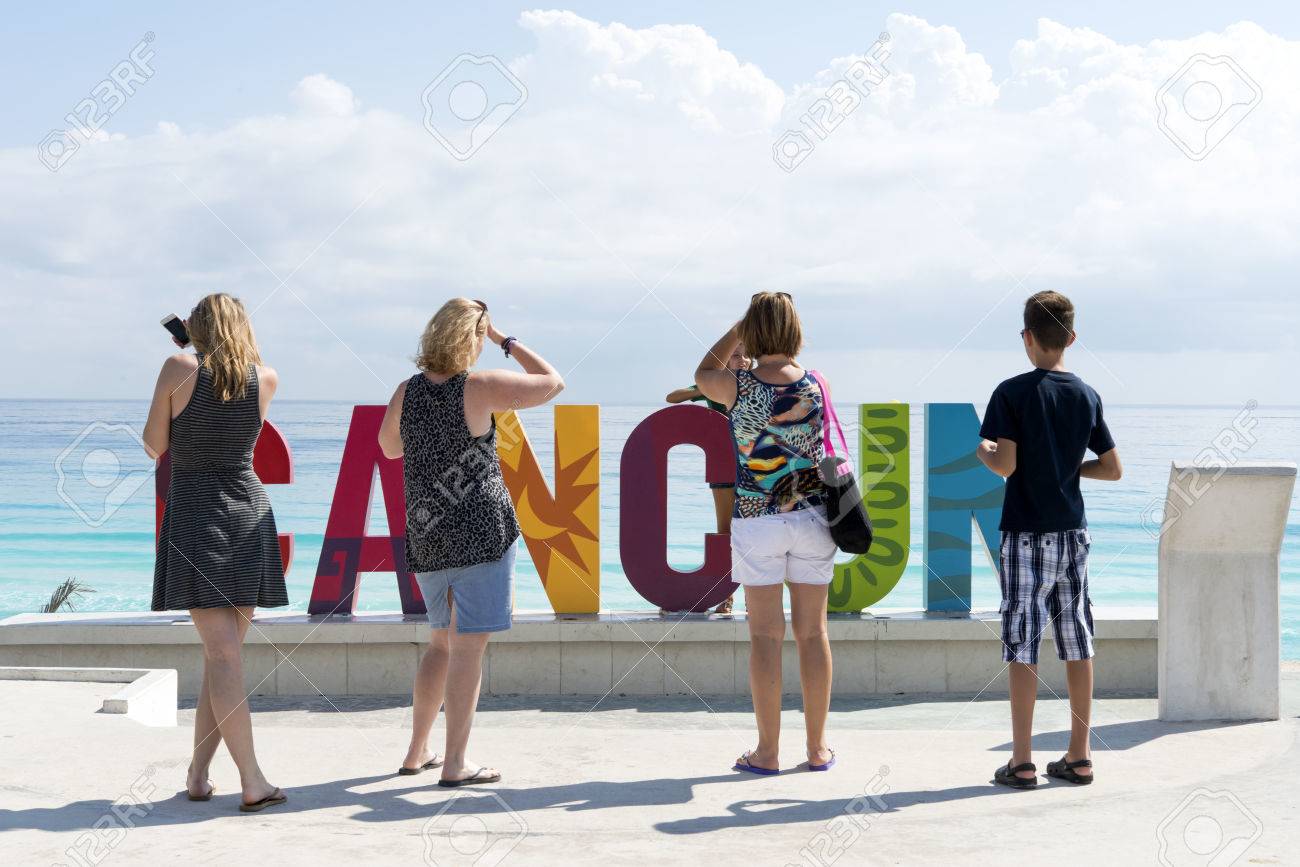 35784311 los turistas toman fotos con la inscripción cancun antes de la playa playa delfines el 20 de enero de
