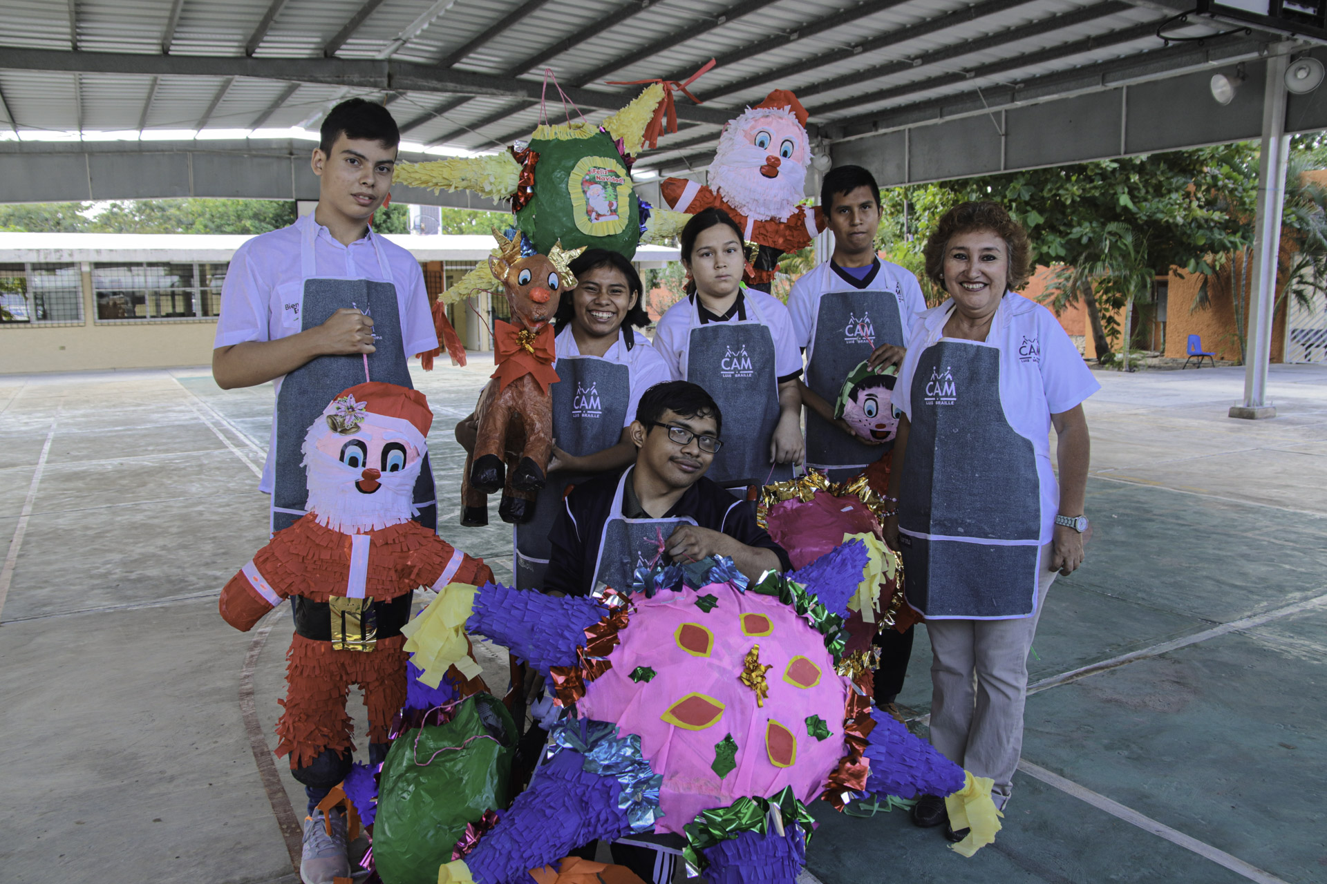 Taller de piñatas CAM Braille
