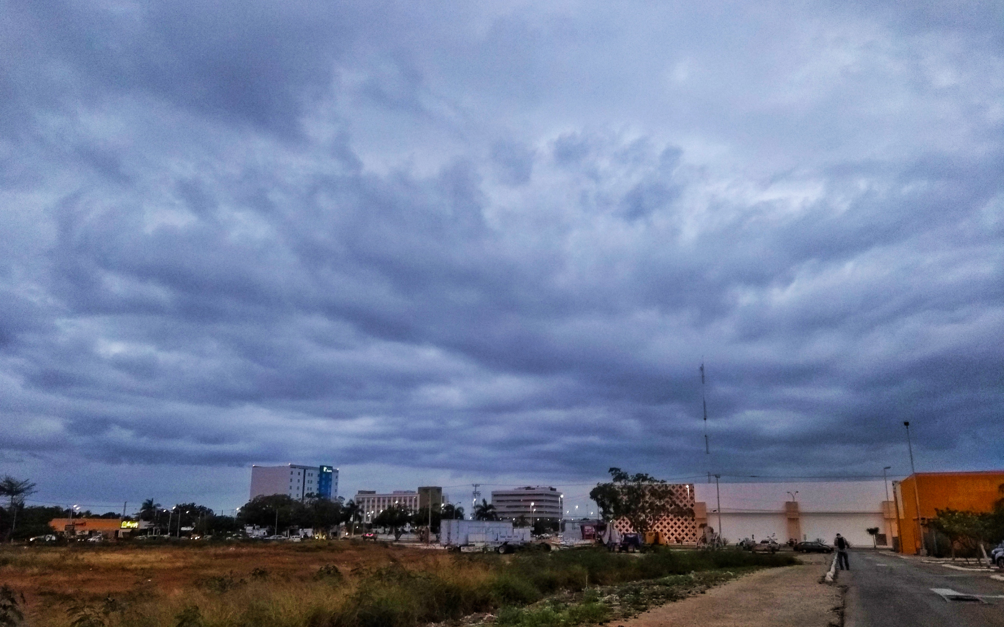Nublado Amanecer En Yucatán Desde El Balcon