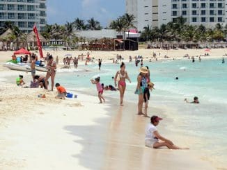 Playa Gaviota Azul libre de sargazo en Cancún