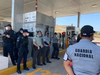 Manifestantes despues que militares recuperaran la caseta de cobro de playas de tijuana rosarito en baja california tras decreto de jamie bonilla