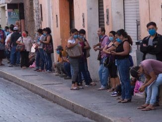 Cientos de personas se forman desde tempranas horas en oficinas de gobierno para tramitar el seguro de desempleo que le brindará un apoyo económico de $2,500 pesos
