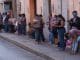 Cientos de personas se forman desde tempranas horas en oficinas de gobierno para tramitar el seguro de desempleo que le brindará un apoyo económico de $2,500 pesos