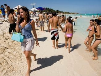 Turistas en Playa Mamitas Playa del Carmen