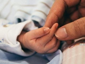 Bebe con su madre foto pixabay