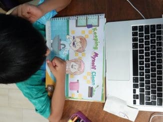 Niños toman clases a distancia con aplicaciones de internet que les permiten convivir a larga distancia con sus compañeros y maestros, esto debido a que permanecen en cuarentena por las restricciones sanitarias por el Covid