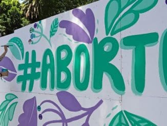Mujeres pintaron un mural por la despenalización del aborto en Puebla, en las maderas que colocaron para tapiar el Zócalo.