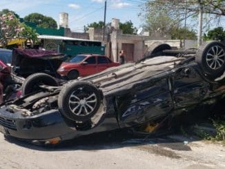 Volcadura en Juan Pablo II. (V. Gijón)