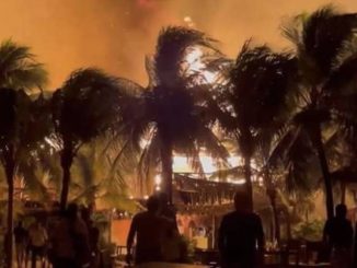 Incendio consume hoteles en la isla de Holbox, Quintana Roo