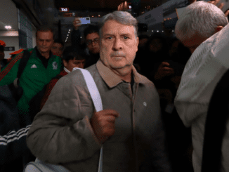 Tata Martino fue cuestionado por los aficionados que estaban en el AICM 770x450