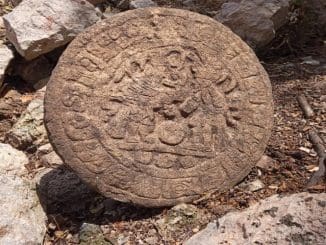 Piedra con jeroglificos en Chichén