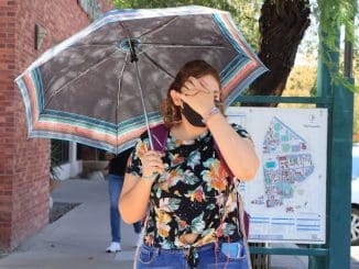 Calor, gente usando sombrilla