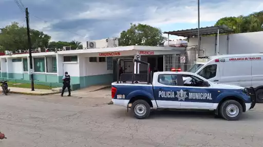 La persona lesionada ingreso al hospital para intervencion quirurgica mientras policias resguardan el area y recaban informacion master